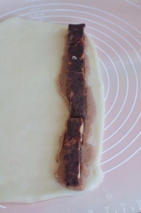 再摆上一条红豆莲子馅。