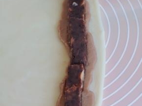 再摆上一条红豆莲子馅。