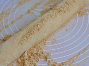 最后在熟黄豆粉中滚一圈，让表面裹满黄豆粉。