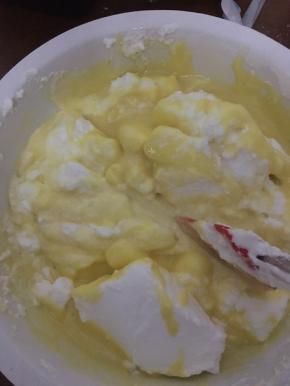 把三分之一蛋白放入蛋黄糊，用切菜手法不断切均匀，再放三分之一继续切均匀