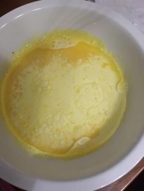 加入牛奶和油，搅拌均匀