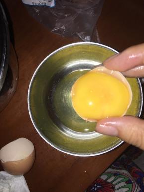 我是用蛋壳一分为二方法分蛋白蛋黄，比较好分开