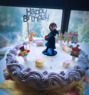 想做奶油蛋糕裱上奶油，装饰下就可以啦