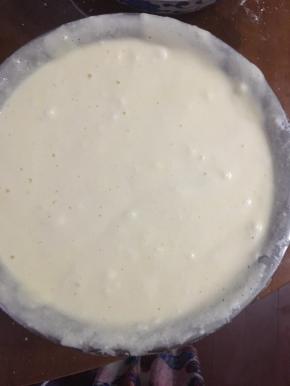 把蛋黄糊倒入蛋白盆，用切菜方法继续切均匀