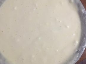 把蛋黄糊倒入蛋白盆，用切菜方法继续切均匀