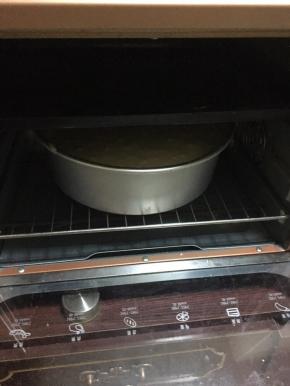 放入预热好的烤箱，150度55分钟，出炉马上倒扣，等凉了脱模