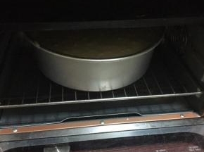 放入预热好的烤箱，150度55分钟，出炉马上倒扣，等凉了脱模