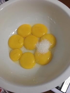 蛋黄加糖用手动搅拌器搅拌均匀