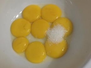 蛋黄加糖用手动搅拌器搅拌均匀
