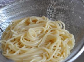 锅里水开后，放入百味来意面，煮8分钟，面还有一点点硬芯。
将意面过两遍冷水，控干。