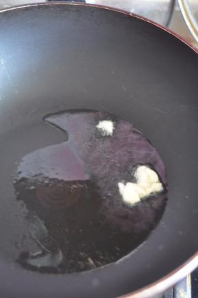 锅里倒入橄榄油，放入蒜片爆香。