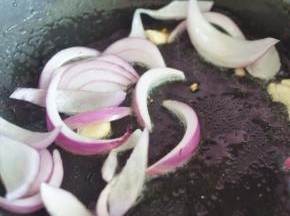 加入洋葱翻炒。