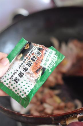 放入黑胡椒牛排酱。