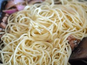 将刚才煮好的意面倒入，翻炒裹上酱汁。如果怕味道淡，可以加点盐。