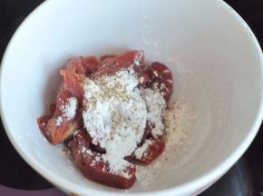牛排肉切成长条状，加入淀粉抓匀。