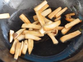锅中倒入油，将杏鲍菇煸软，两面金黄捞出。
