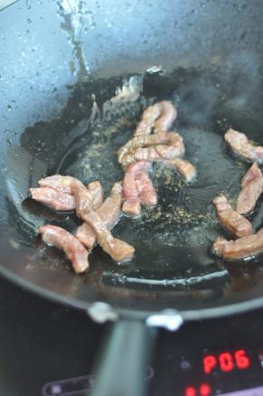 锅中留底油，放入牛排肉煸炒变色。