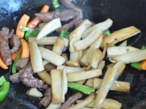 放入刚才煸软的杏鲍菇。