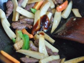 最后加入盐、蚝油。