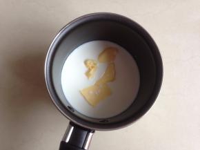 奶锅里放入牛奶和黄油，加热溶化黄油即可