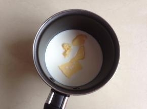 奶锅里放入牛奶和黄油，加热溶化黄油即可