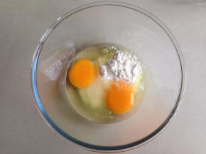 碗里装着面粉、糖、鸡蛋、盐拌均匀