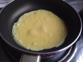 不粘锅里放一勺蛋奶糊，中小火煎大概1分钟，表面起很多泡泡，翻面