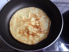 不停晃动不粘锅煎30秒左右，即可