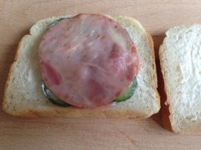 再放一片火腿片，最后盖一块涂了沙拉酱的吐司片