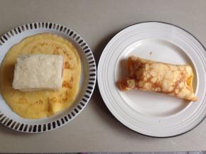 将吐司放在蛋皮上面，包在中间