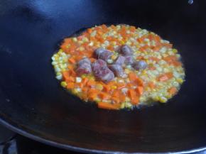 加香肠段，盖上锅盖，煮6分钟左右