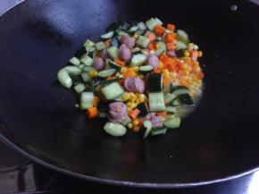 加黄瓜粒，用生粉兑水勾芡