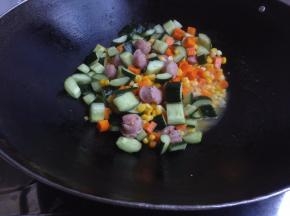 加黄瓜粒，用生粉兑水勾芡