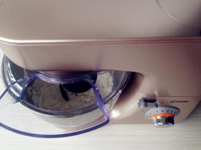 搅拌盆装在厨师机上，盖上防溅盖