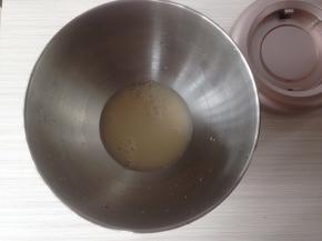 用温水将酵母溶化，倒进厨师机的搅拌盆里