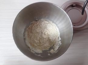 加入糖、奶粉和面粉