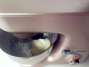 选择1档搅拌40秒左右，再用2档搅拌大概5分钟，就成光滑的面团