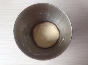 用保鲜膜盖住盆子，面团在室温下发酵2倍大（大概50分钟）