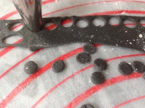 另外用圆形裱花嘴印出一个个圆形做为眼睛，用大的一头也同样印出圆形，擀长一下做为前肢。