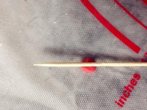 红色面团弄一丁点分量可以了，弄圆，然后用牙签在中间压一条痕迹，做嘴巴。这些做好的部分，一定要用保鲜膜盖起来，以防风干。