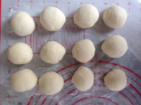 这时候白色面团也已经发酵完毕，取出面团，排气，这个排气功夫不能马虎，成品光不光滑很重要的，我大概揉了几分钟时间。然后将面团分成35克/个的小面团。