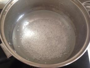 先煮西米，锅里的水烧开后，放入西米搅拌，水煮开后，盖上盖子，焖10分钟