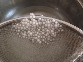 10分钟后的西米已经周围出现透明状了。将有点结团的西米搅拌开，再将水煮开，关火，盖盖子焖10分钟