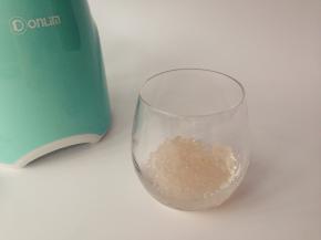 杯子里先装入大概一半的西米