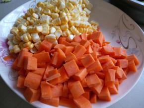 胡萝卜切丁，切出玉米粒