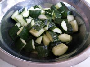 黄瓜切丁并用盐腌一下