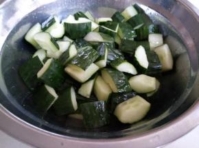 黄瓜切丁并用盐腌一下