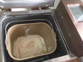 加入面粉，在面粉顶端加入酵母