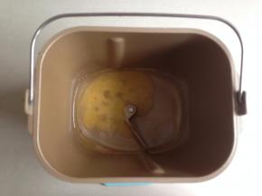 水、蛋液、玉米油、糖和盐放入到面包桶里