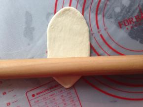 将面团擀成椭圆形